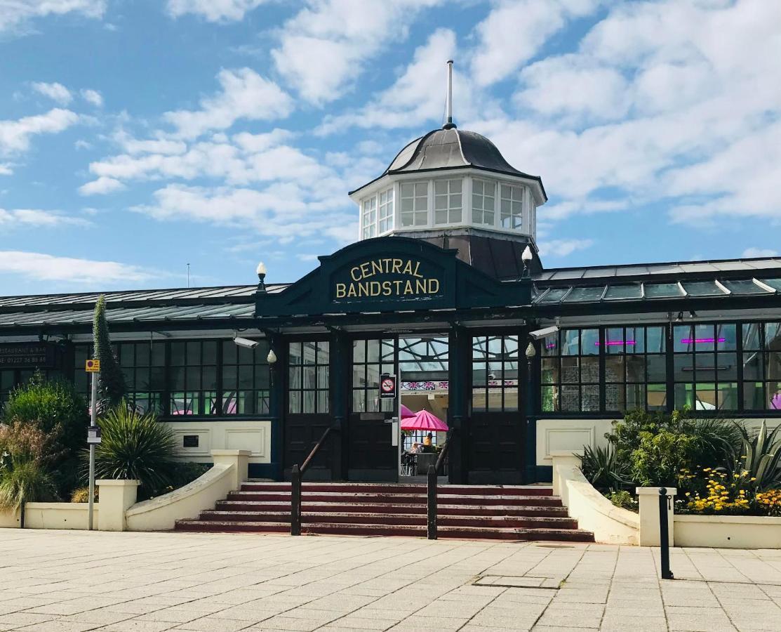 Beautiful Beachfront Retreat With A Stunning Sea View For The Ultimate Escape Away From The Busy World Below Herne Bay Exterior photo