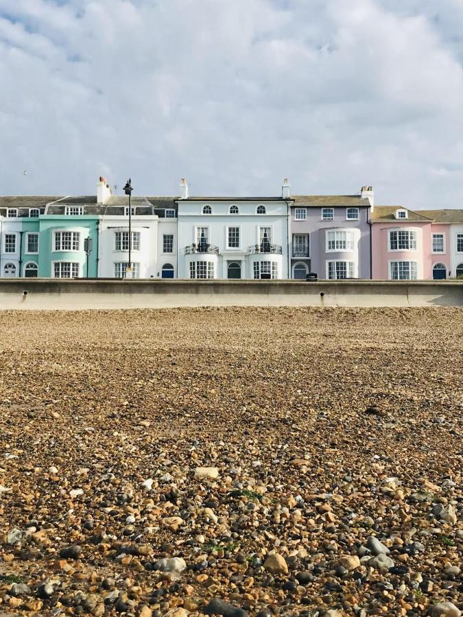 Beautiful Beachfront Retreat With A Stunning Sea View For The Ultimate Escape Away From The Busy World Below Herne Bay Exterior photo