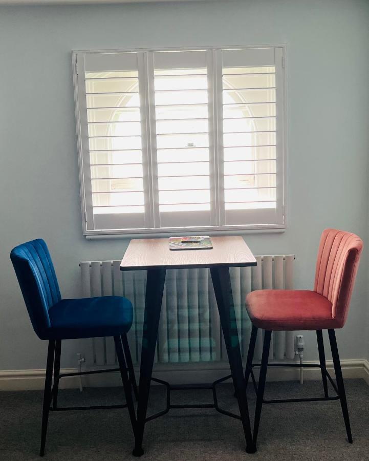 Beautiful Beachfront Retreat With A Stunning Sea View For The Ultimate Escape Away From The Busy World Below Herne Bay Exterior photo
