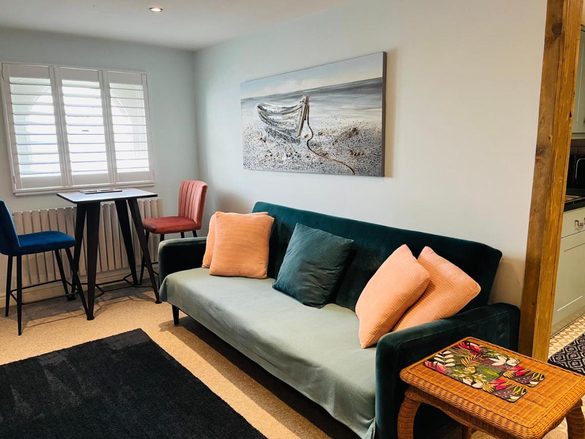 Beautiful Beachfront Retreat With A Stunning Sea View For The Ultimate Escape Away From The Busy World Below Herne Bay Exterior photo