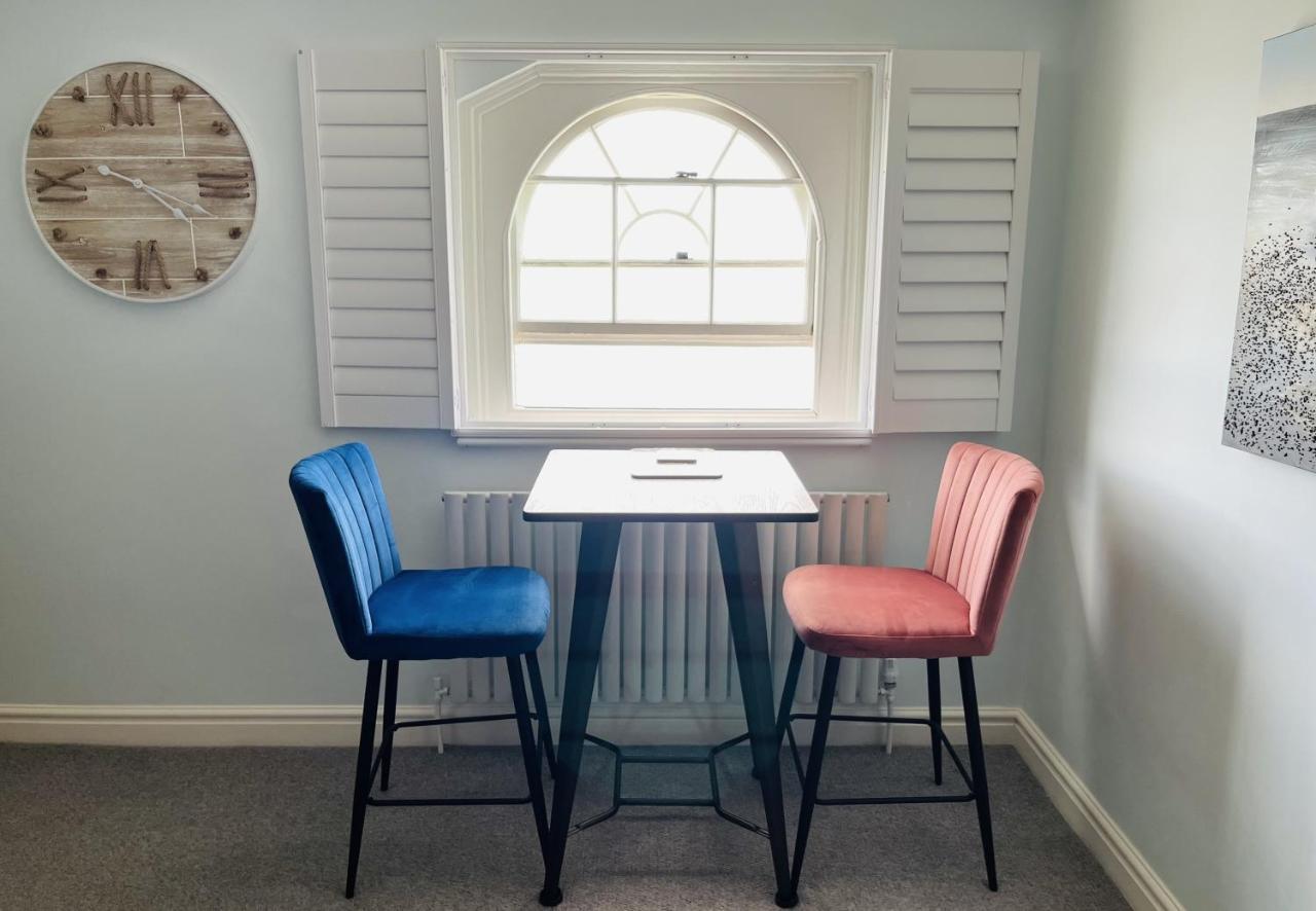 Beautiful Beachfront Retreat With A Stunning Sea View For The Ultimate Escape Away From The Busy World Below Herne Bay Exterior photo