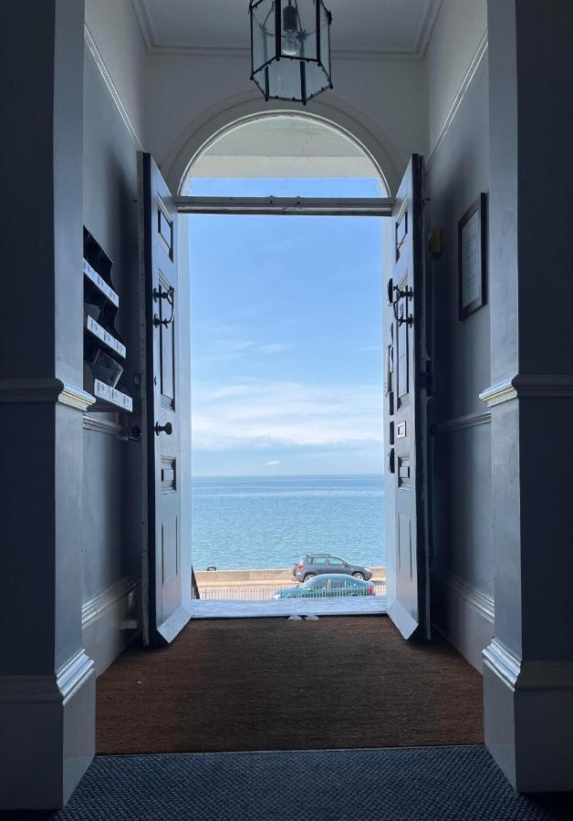 Beautiful Beachfront Retreat With A Stunning Sea View For The Ultimate Escape Away From The Busy World Below Herne Bay Exterior photo
