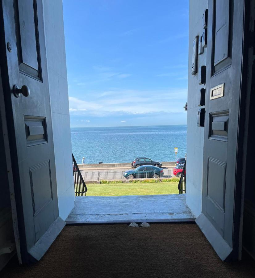 Beautiful Beachfront Retreat With A Stunning Sea View For The Ultimate Escape Away From The Busy World Below Herne Bay Exterior photo