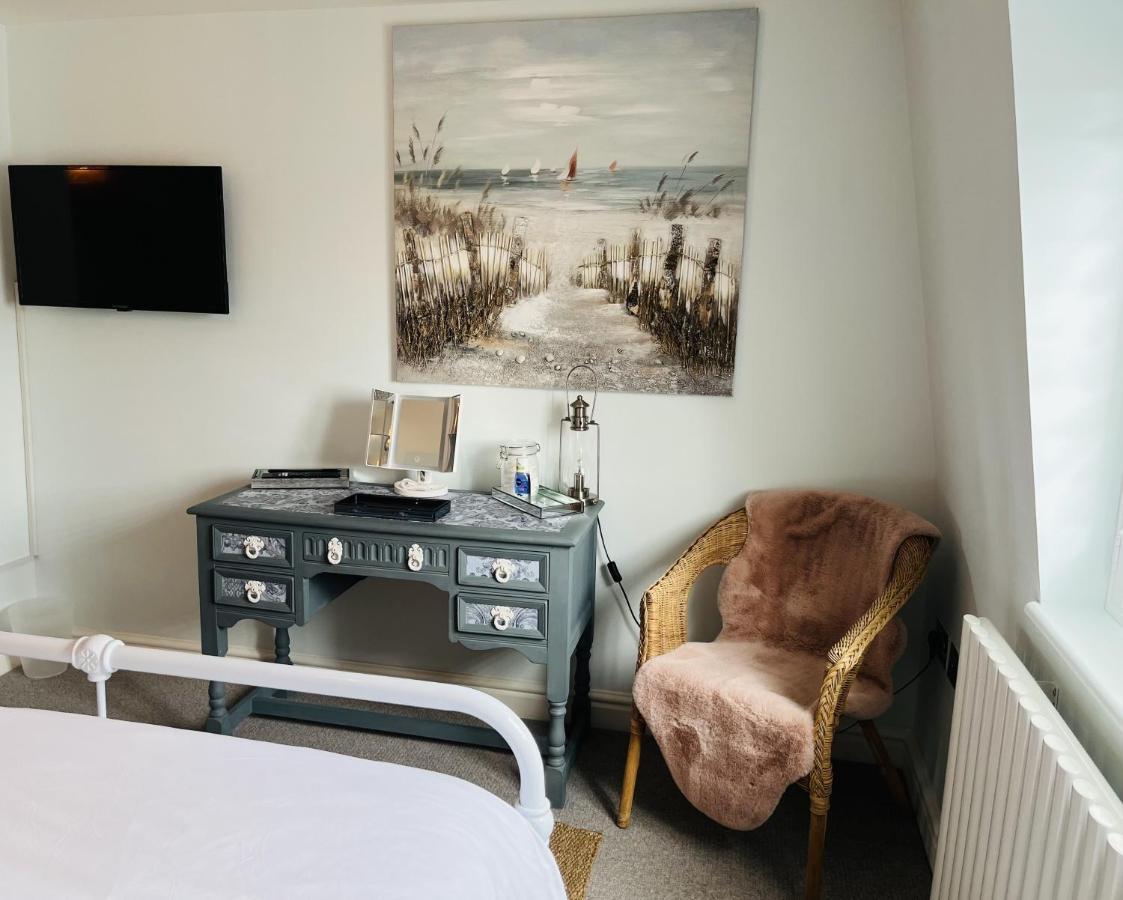 Beautiful Beachfront Retreat With A Stunning Sea View For The Ultimate Escape Away From The Busy World Below Herne Bay Exterior photo