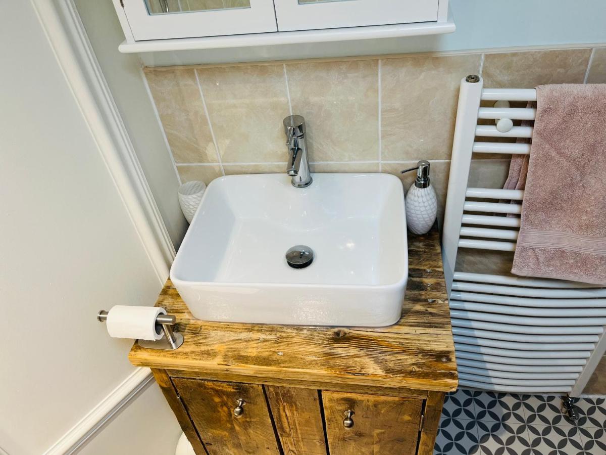 Beautiful Beachfront Retreat With A Stunning Sea View For The Ultimate Escape Away From The Busy World Below Herne Bay Exterior photo